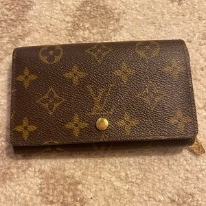 Louis Vuitton wallet medium size gold hardware excellent condition outside